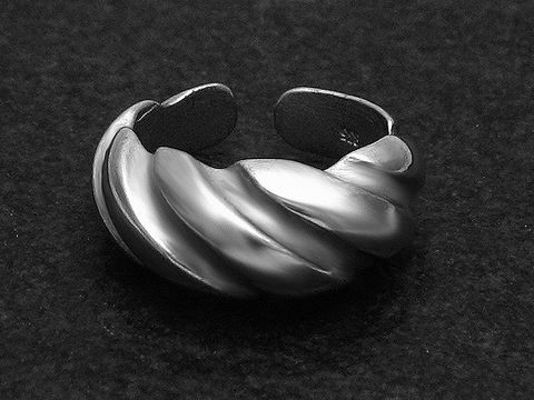 Silberring VERSCHLUNGEN Gr. wenig verstellbar, Hersteller Juwelier Harnisch, ohne Stein, zeigt einen eleganten, geschwungenen Designstil in mattem Silber mit fein ausgearbeiteten Details.