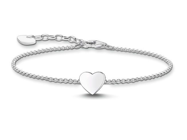 Ein silbernes Gravurarmband von Thomas Sabo mit einem herzförmigen Anhänger, verziert mit einer feinen Kette, ideal für persönliche Gravuren und mit verstellbarer Länge von 16 bis 19 cm.