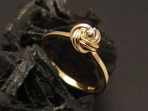Goldring reizend Gold 333 mit Diamant Größe 52, Hersteller Juwelier Harnisch, bis Größe 52/17, elegant gestalteter Ring auf schwarzem Untergrund.