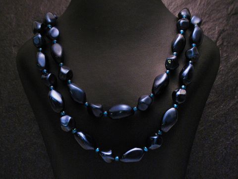 Zweireihige Kette eckige Perlen neu blau, hergestellt von Juwelier Harnisch, aus hochwertigen Perlen in eleganter Anordnung, ideal für stilvolle Akzente.