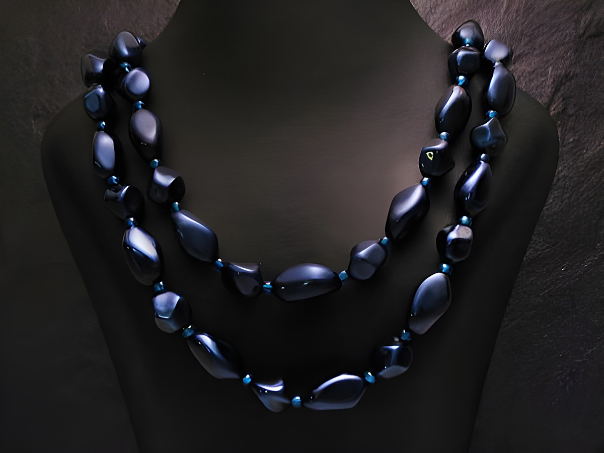Zweireihige Kette eckige Perlen neu blau, hergestellt von Juwelier Harnisch, aus hochwertigen Perlen in eleganter Anordnung, ideal für stilvolle Akzente.