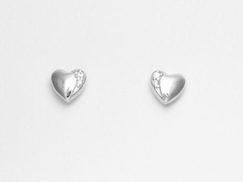 Silber Ohrringe in Herzform aus Sterling Silber mit Zirkonia-Steinen, zuckersüß und elegant, von Juwelier Harnisch, perfektes Accessoire für jeden Anlass.