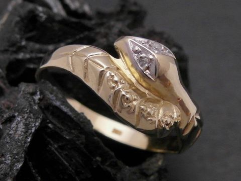 Gold Ring mit Schlangenmotiv, bicolor Gold 333, besetzt mit Diamanten, Größe 57 bis 58, Hersteller: Juwelier Harnisch. Ideal für Schmuckliebhaber.
