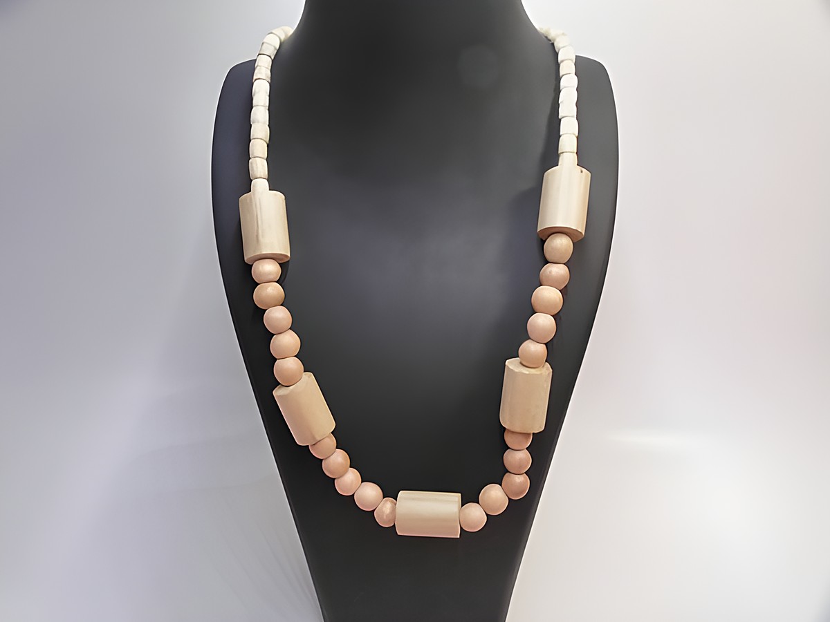 Holzkette aus Zylinderformen und runden Elementen, 21 mm, naturbraun, 60 cm lang, von Juwelier Harnisch, ideal für natürlichen Schmuckstil.