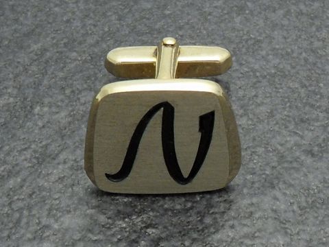 Vergoldete Manschettenknöpfe mit Initialen N, Hersteller Juwelier Harnisch, elegantes Design, ideal für besondere Anlässe oder zur persönlichen Stilausdruck.