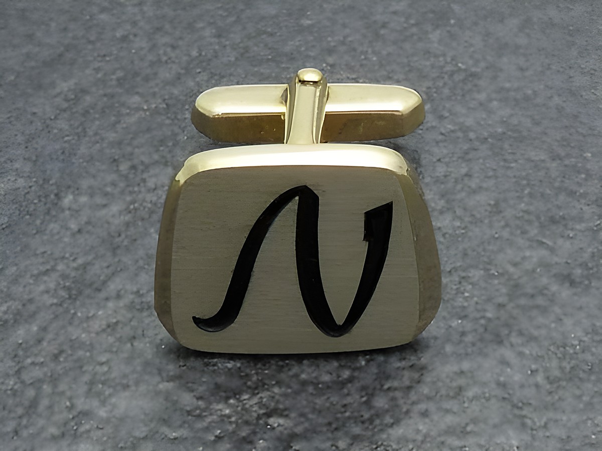 Vergoldete Manschettenknöpfe mit Initialen N, Hersteller Juwelier Harnisch, elegantes Design, ideal für besondere Anlässe oder zur persönlichen Stilausdruck.