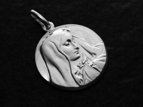 Anhänger mit dem Motiv der heiligen Madonna aus Sterling Silber, 19 mm Durchmesser, detailreiche Darstellung von Maria, geeignet als Schutzpatron. Herstellungsart von Juwelier Harnisch.