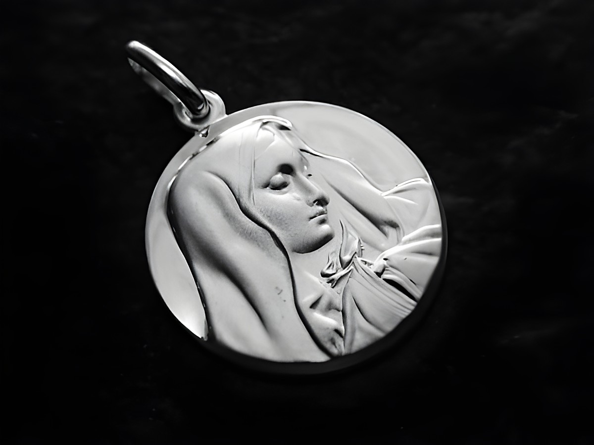 Anhänger mit dem Motiv der heiligen Madonna aus Sterling Silber, 19 mm Durchmesser, detailreiche Darstellung von Maria, geeignet als Schutzpatron. Herstellungsart von Juwelier Harnisch.