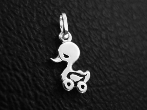 Silber Anhänger Ente - niedlich - poliert, Hersteller: Juwelier Harnisch, für Kinder, zeigt einen süßen, stilisierten Entenanhänger mit kleinen Rollen.
