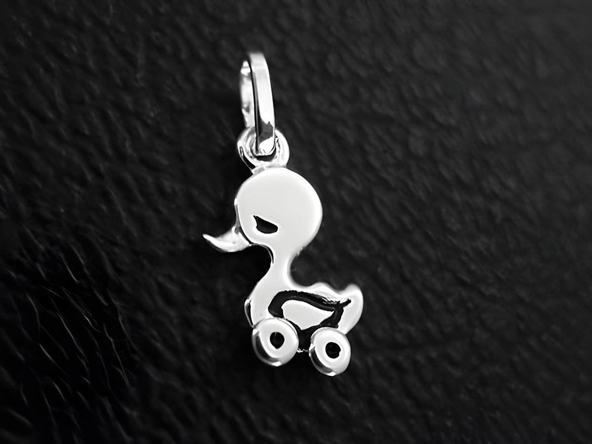 Silber Anhänger Ente - niedlich - poliert, Hersteller: Juwelier Harnisch, für Kinder, zeigt einen süßen, stilisierten Entenanhänger mit kleinen Rollen.