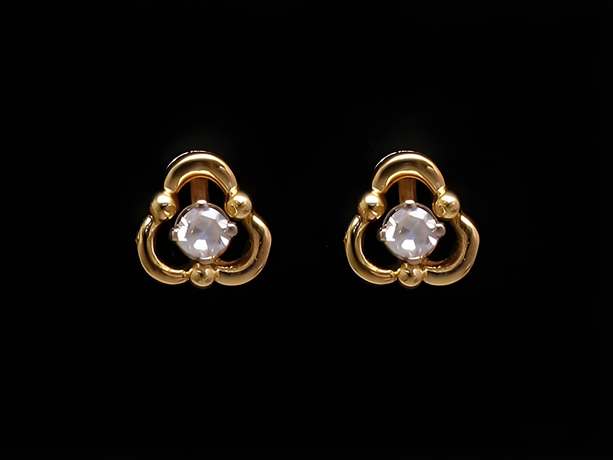 Ohrringe DESIGN in Gold mit einem Diamanten von 0,02 ct W/P1, Hersteller Juwelier Harnisch, Brillant und Diamant, elegant und zeitlos in stilvollem Design.