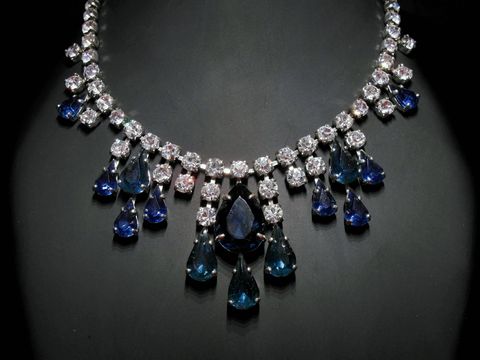 Strass Kette in sexy Design, weiß-blau, mit silberfarbener Fassung. Länge 40 cm, gefertigt von Juwelier Harnisch, verziert mit funkelndem Strassschmuck.