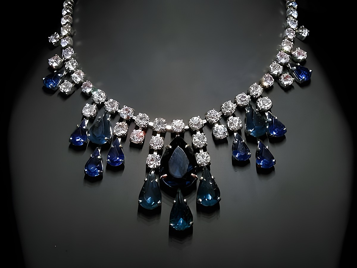 Strass Kette in sexy Design, weiß-blau, mit silberfarbener Fassung. Länge 40 cm, gefertigt von Juwelier Harnisch, verziert mit funkelndem Strassschmuck.