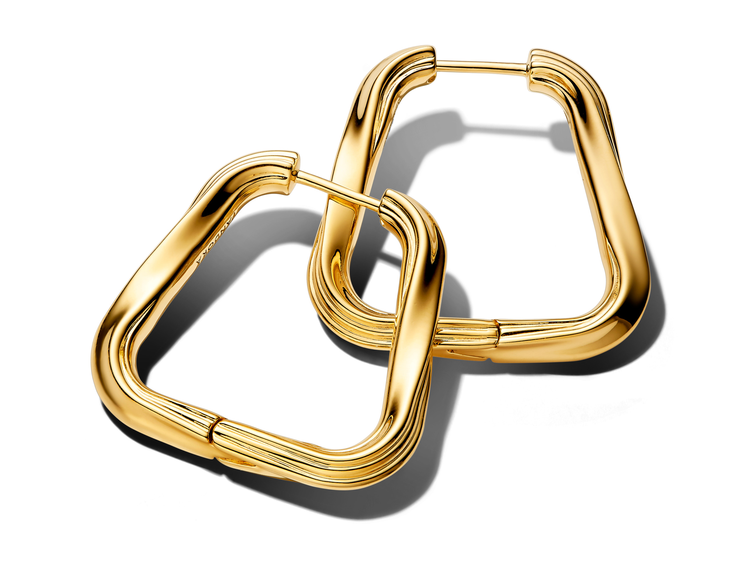 Große verdrehte eckige Creolen aus Gelbgold Vergoldung, 2,5 cm, von Pandora, neuartige Gestaltung mit glänzender Oberfläche für einen eleganten Look. Ideal für jeden Anlass.