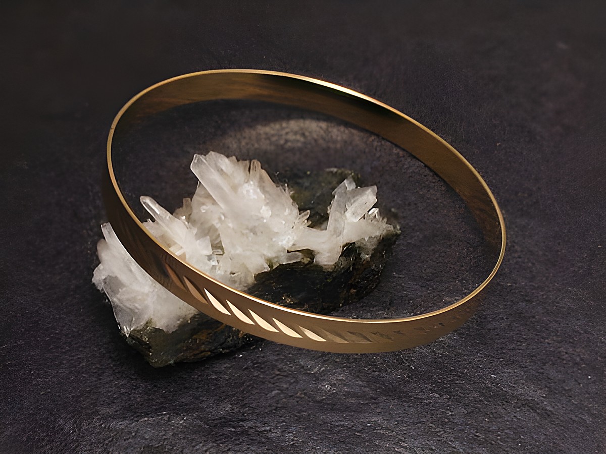 Gold Armreifen charmant - 6,4 mm - echt Gold - 21 cm auf einem mineralischen Untergrund, elegant und zeitlos, hergestellt von Juwelier Harnisch.