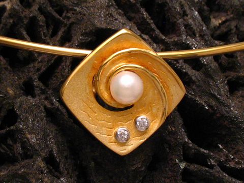 Gold Anhänger mit Halsreifen Kette und Zuchtperle, Hersteller Juwelier Harnisch, elegantes Design mit zwei kleinen Zirkonen, perfektes Schmuckstück für besondere Anlässe.