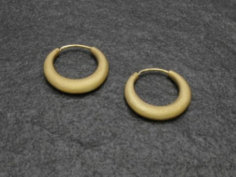 Creolen in Gold 750, königlich mattiert mit einem Durchmesser von 2,1 cm bis 25 mm, gefertigt vom Juwelier Harnisch, elegante und zeitlose Ohrschmuckdesign.