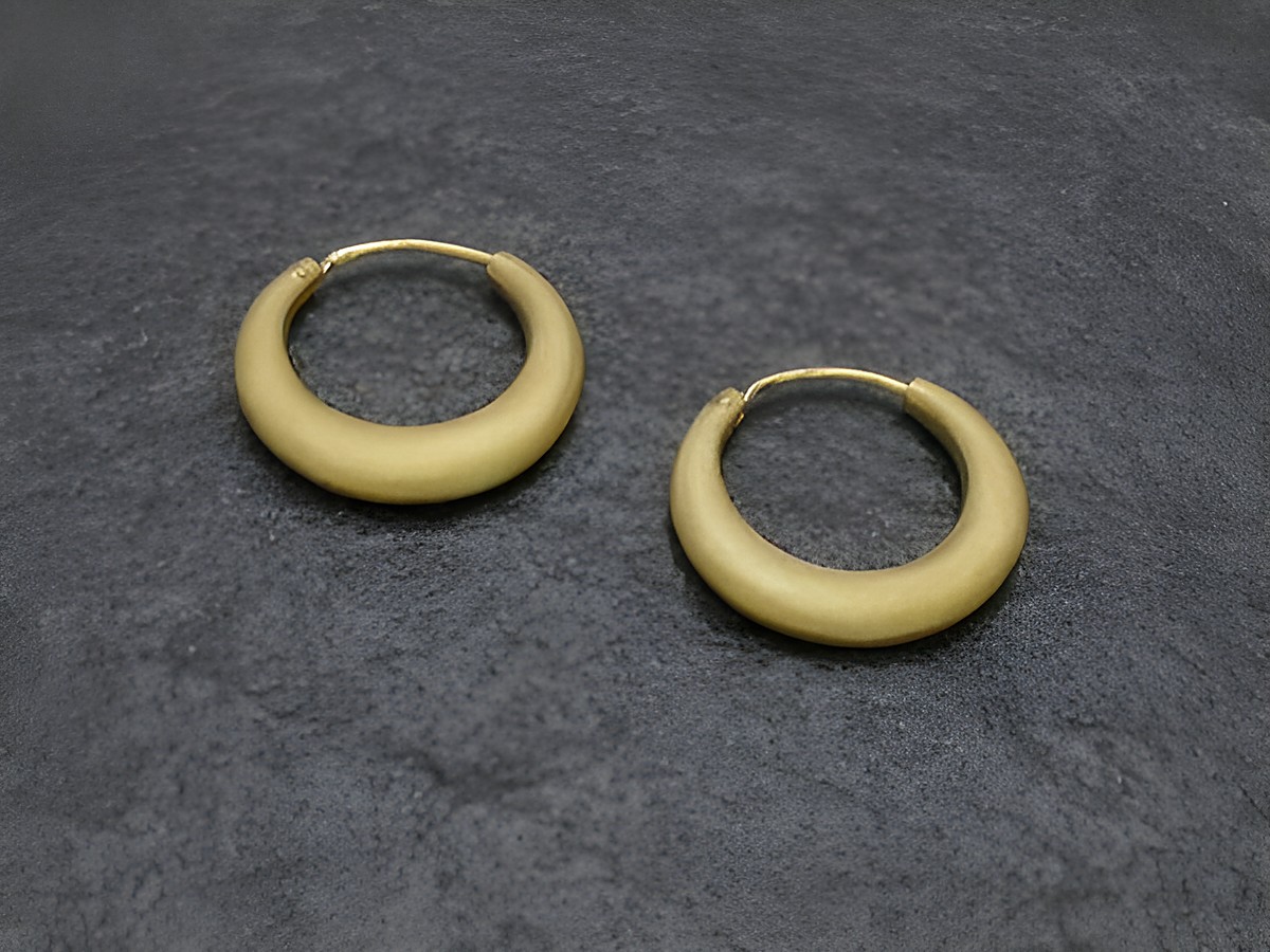 Creolen in Gold 750, königlich mattiert mit einem Durchmesser von 2,1 cm bis 25 mm, gefertigt vom Juwelier Harnisch, elegante und zeitlose Ohrschmuckdesign.