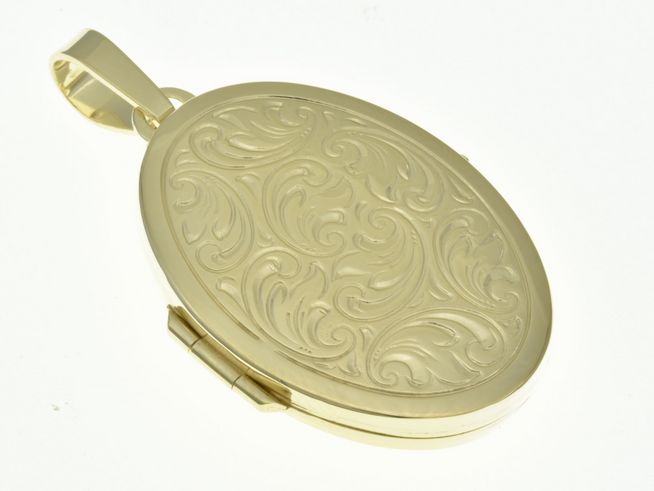 Ovales Medaillon mit feinem Diamantschliff aus Sterling Silber, gelbgold vergoldet und reizendem Design, Hersteller Juwelier Harnisch, ideal für persönliche Erinnerungen.
