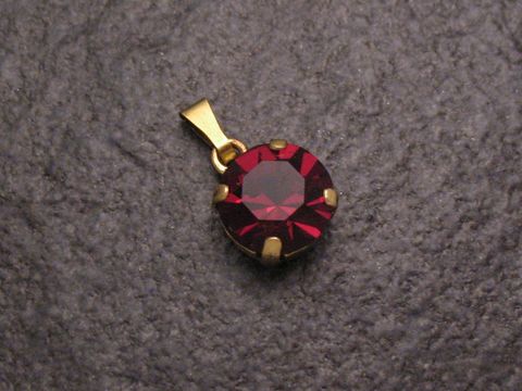 Roter Strass Anhänger im sexy City Look, rund, mit goldfarbener Öse, Hersteller Juwelier Harnisch, ideal für stilvolle Akzente, auch in weiteren Formen erhältlich.