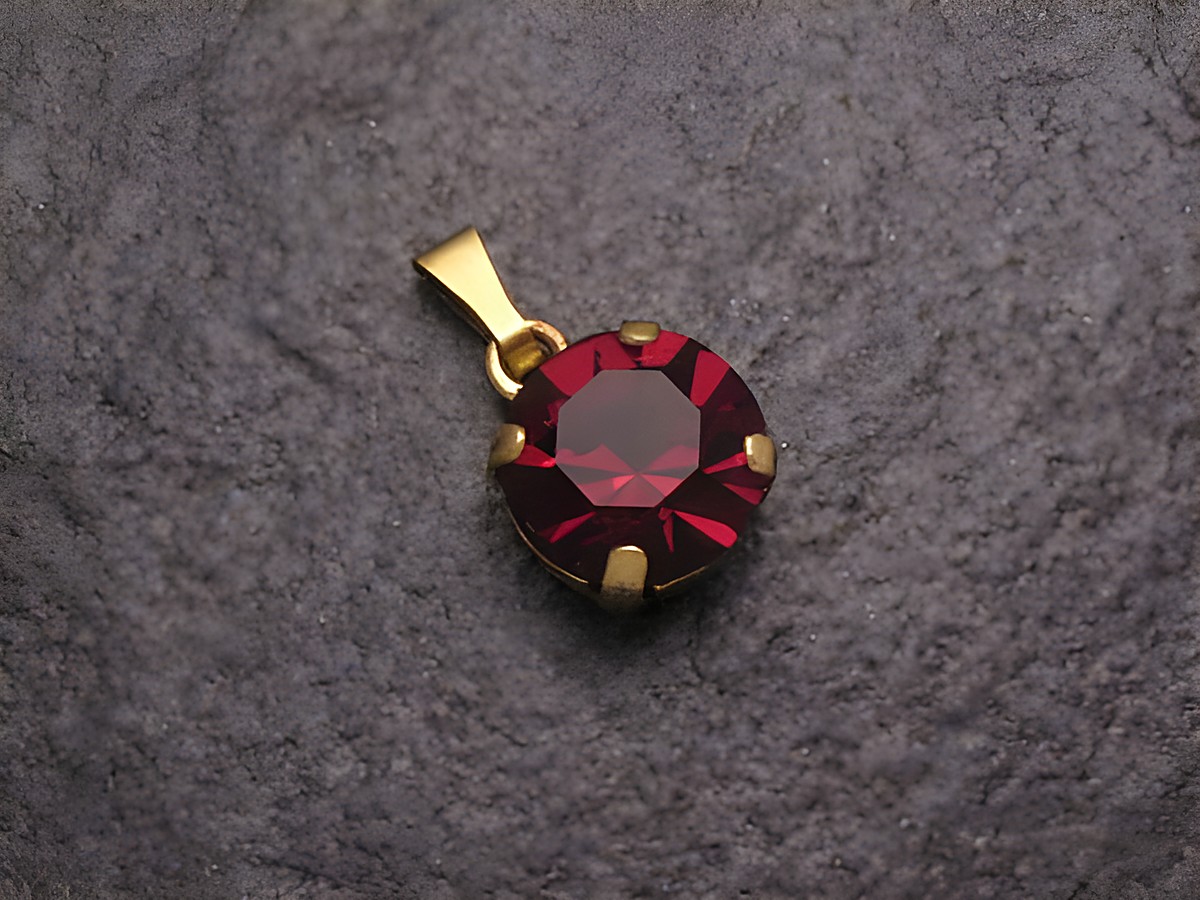 Roter Strass Anhänger im sexy City Look, rund, mit goldfarbener Öse, Hersteller Juwelier Harnisch, ideal für stilvolle Akzente, auch in weiteren Formen erhältlich.
