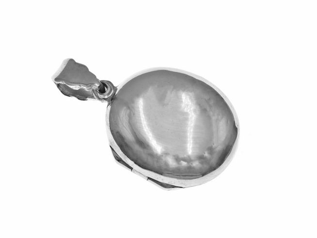 Silber Medaillon mit poliertem Fotoanhänger, Hersteller Juwelier Harnisch, glänzende Oberfläche und elegantes Design, ideal für persönliche Erinnerungen.