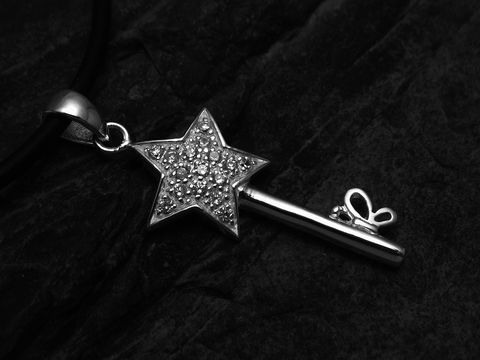 37488-0 Sterling Silber Schlüsselanhänger in Form eines Sterns mit Zirkonia, hergestellt von Juwelier Harnisch, ideal als stilvolles Accessoire oder Geschenk.