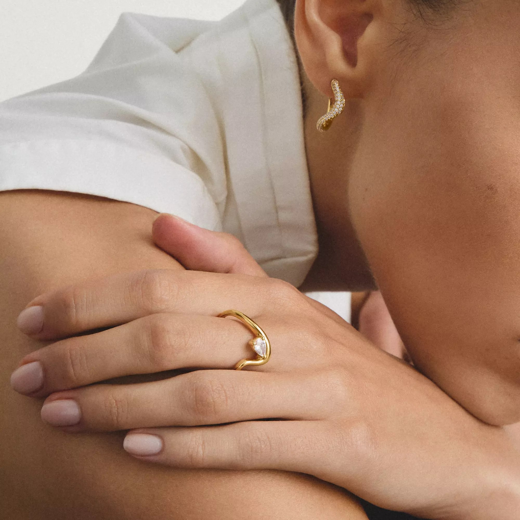 Thomas Sabo Ring mit weißem Zirkonia in Tropfenform – vergoldet – 1 mm hoch – Ansicht 4