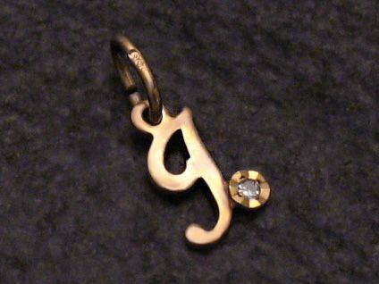 Ein Goldbuchstabenanhänger in der Form des Buchstabens I, 333er Gold, verziert mit einem kleinen Diamanten, hergestellt von Juwelier Harnisch. Ideal als persönliches Schmuckstück.