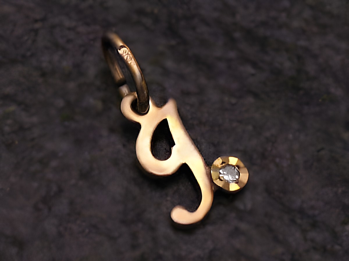 Ein Goldbuchstabenanhänger in der Form des Buchstabens I, 333er Gold, verziert mit einem kleinen Diamanten, hergestellt von Juwelier Harnisch. Ideal als persönliches Schmuckstück.