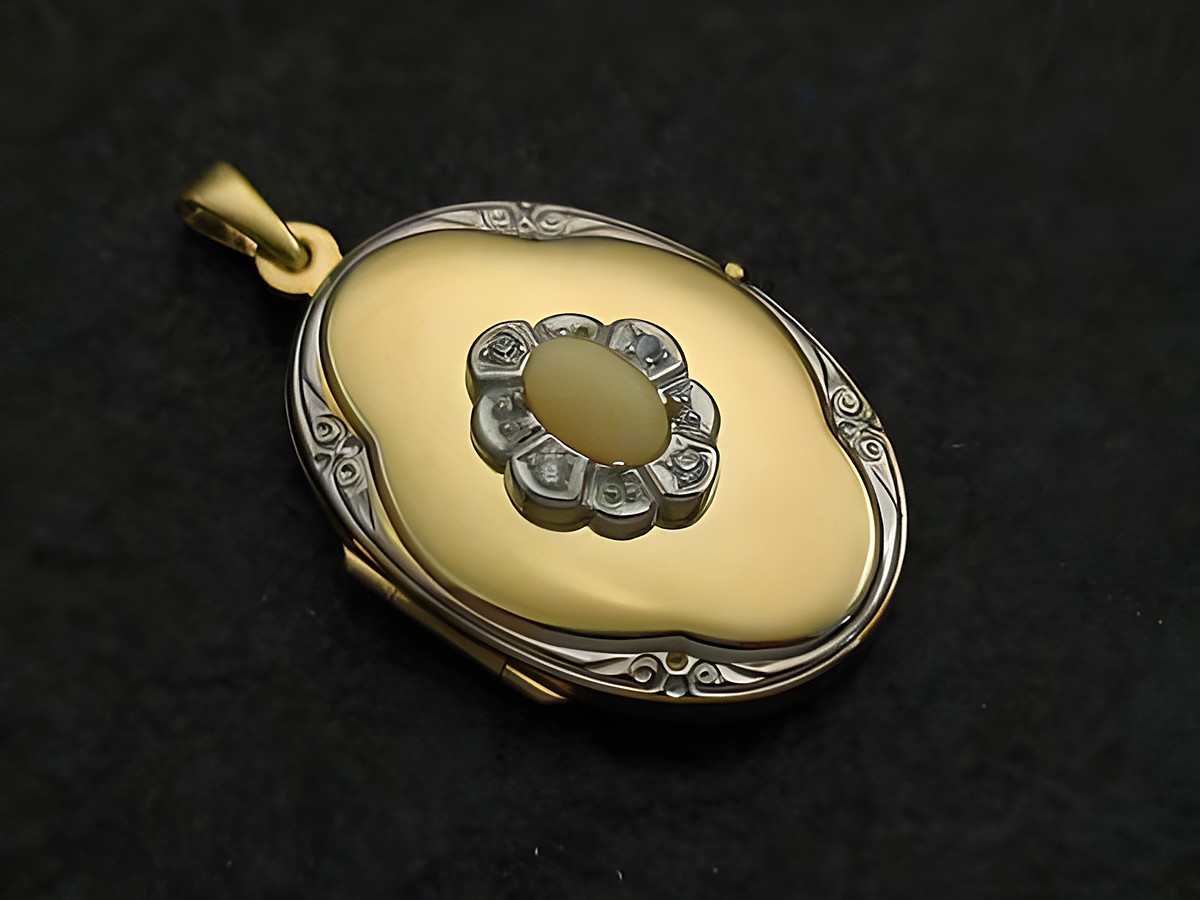 Klassisches Medaillon aus Gelbgold 585 und bicolor Gold, verziert mit Koralle in Cabochon-Schliff und Brillanten, gefertigt von Juwelier Harnisch.
