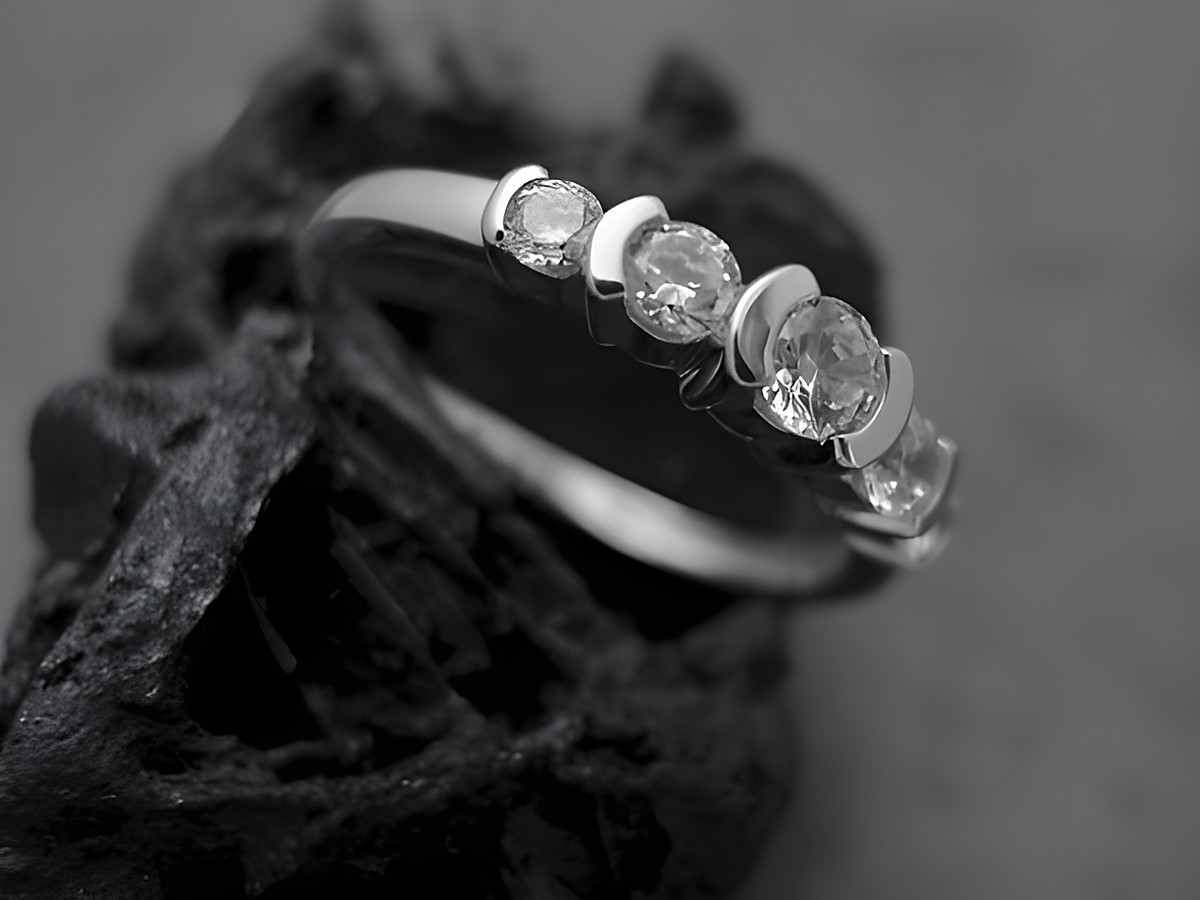 Designer Ring in Größe 54 aus Sterling Silber rhodiniert mit Zirkonia, Hersteller Juwelier Harnisch, schlichte Eleganz mit funkelnden Steinen, ideal für besondere Anlässe.