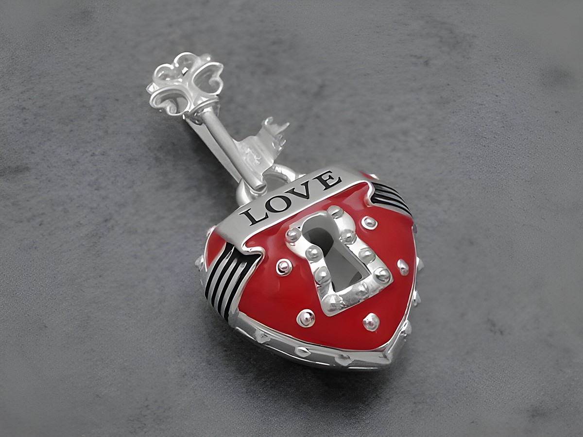 Herz Anhänger aus rhodiniertem Sterling Silber mit rotem und schwarzem Lack, verziert mit einem Schlüssel und dem Schriftzug LOVE, hergestellt von Juwelier Harnisch, plastisch gestaltet.