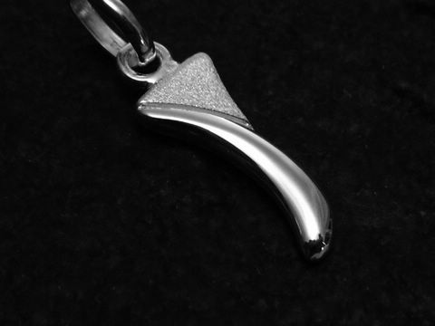Buchstabenanhänger in teilmattiertem Sterling Silber, Form eines stilisierten Buchstabens I, gefertigt von Juwelier Harnisch, elegantes Design für individuelle Schmuckstücke.
