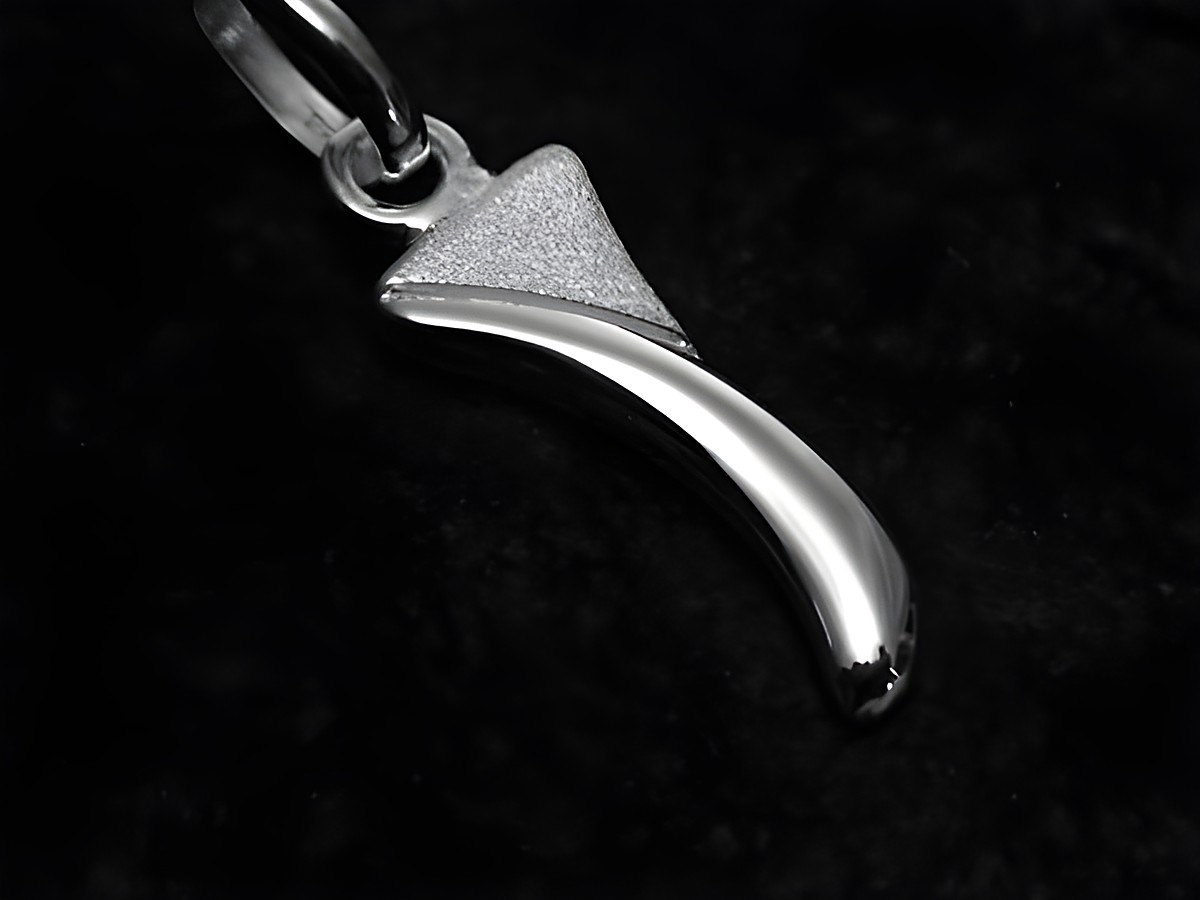 Buchstabenanhänger in teilmattiertem Sterling Silber, Form eines stilisierten Buchstabens I, gefertigt von Juwelier Harnisch, elegantes Design für individuelle Schmuckstücke.