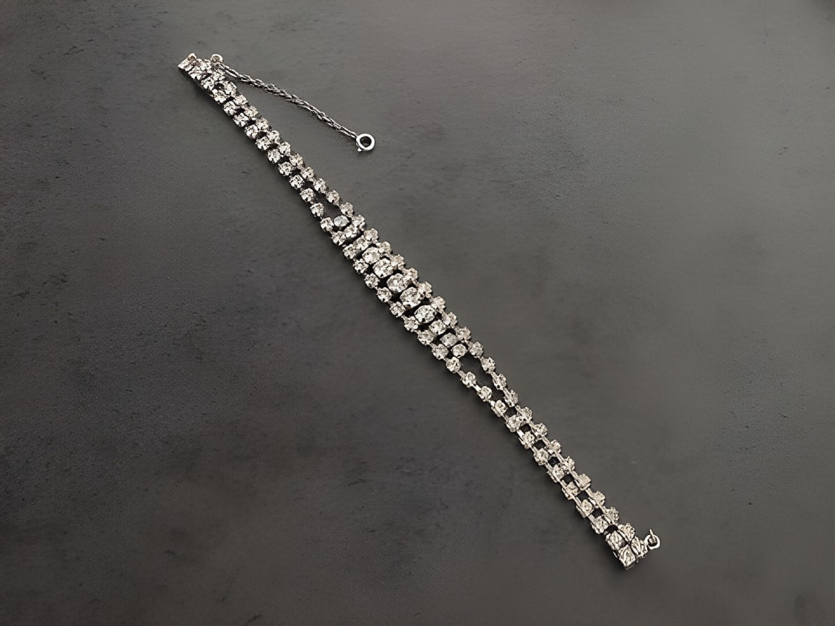 Strass Armband in Weiß, 19,5 cm, silberfarben und edel, von Hersteller Juwelier Harnisch, elegant gestaltet mit funkelnden Strasssteinen für einen glamourösen Look. – Ansicht 2