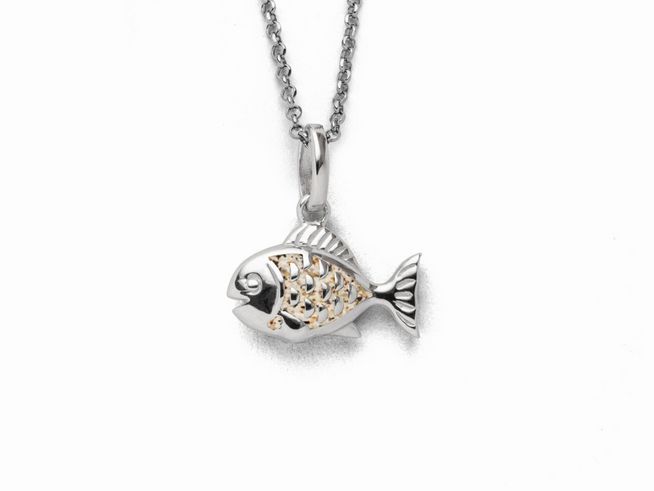 Kette mit Fischanhänger aus Sterling Silber von DUR, 42 cm lang, der Anhänger zeigt ein detailreiches Fischdesign mit liebevollen Verzierungen in goldfarbenem Detail.