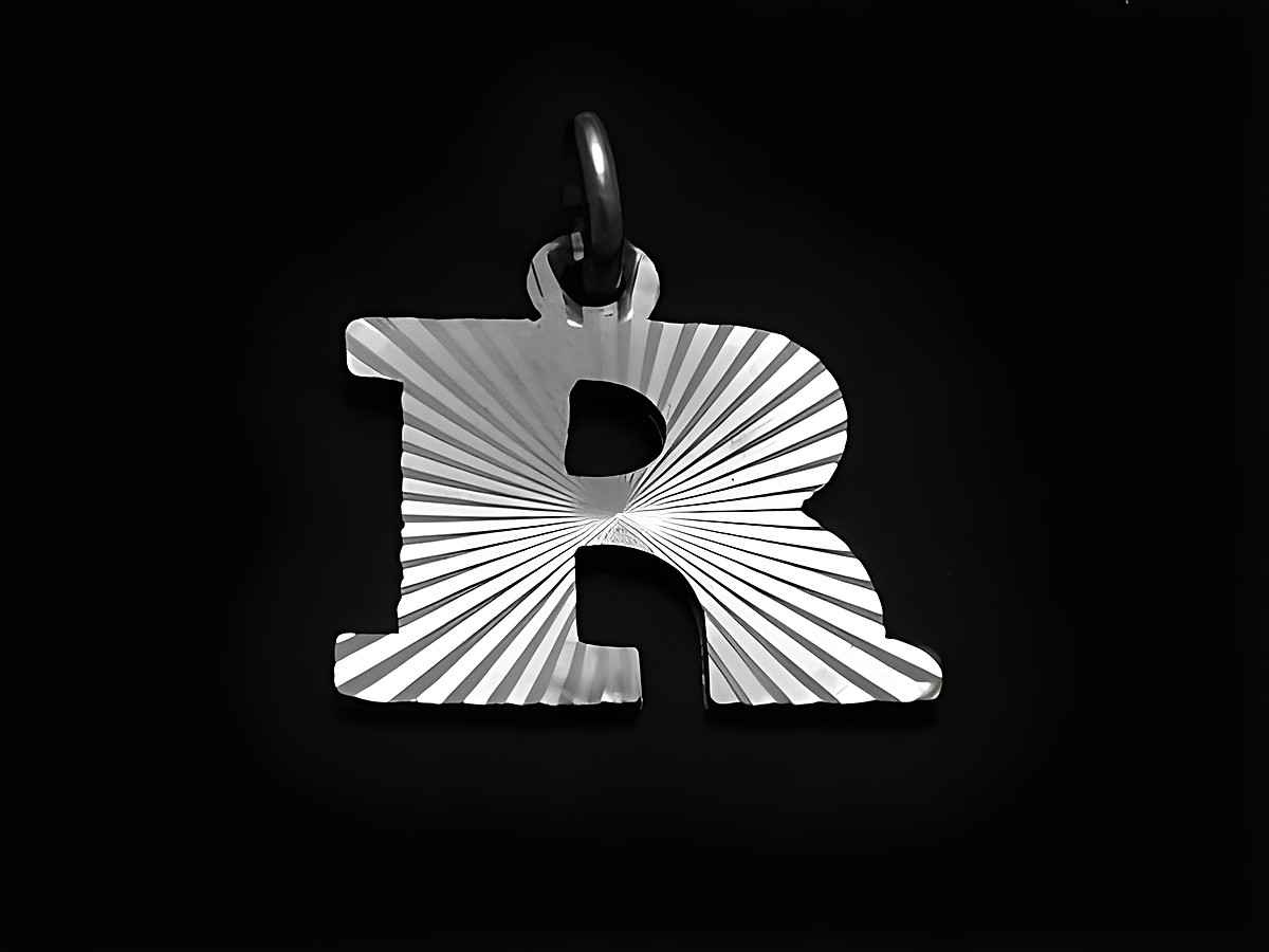 Sterling Silber Buchstaben Initialen Diamantschliff in Form des Buchstabens R, gefertigt von Juwelier Harnisch, mit strahlendem Muster und edler Oberfläche.