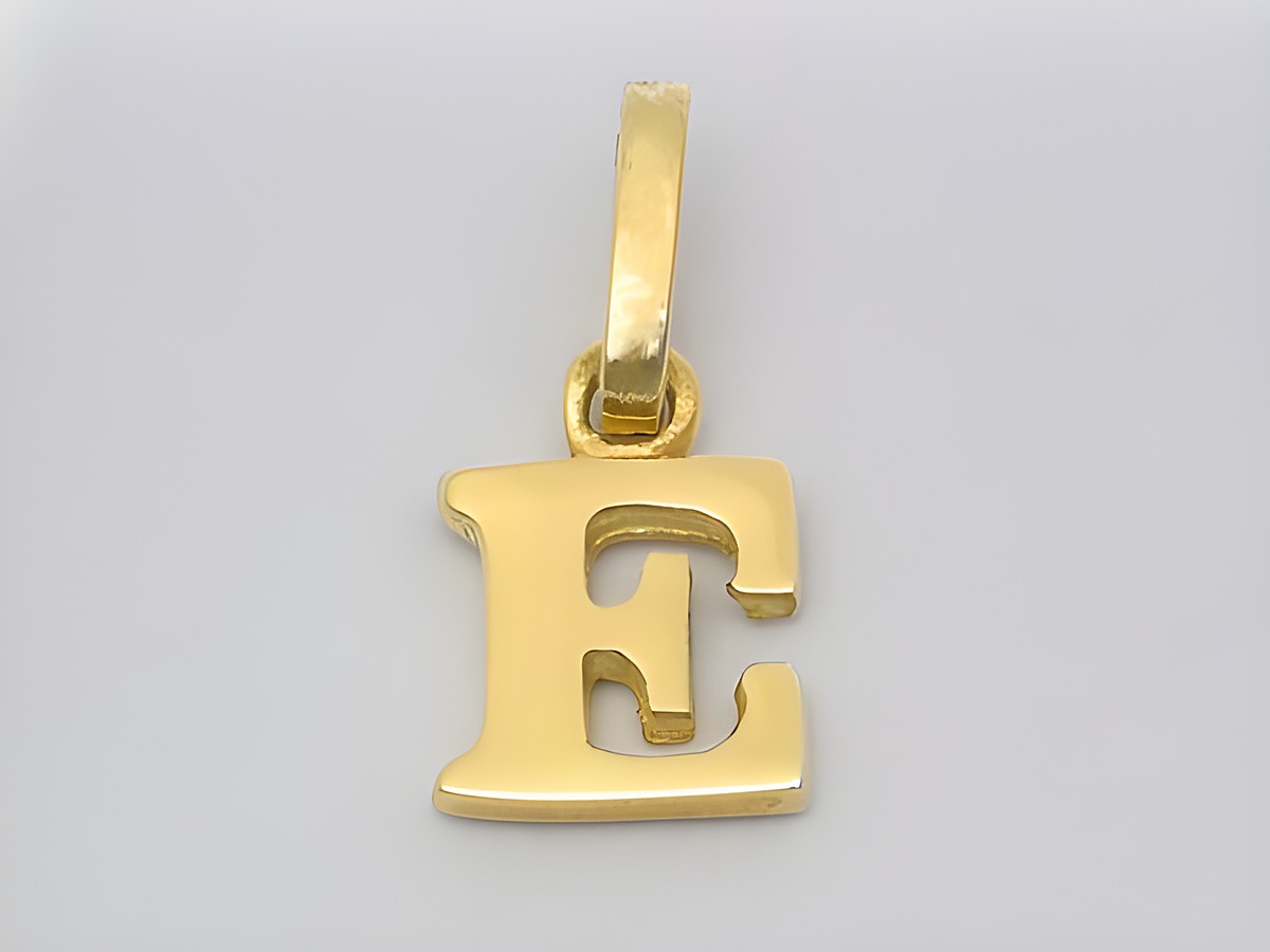 Gold Buchstaben Anhänger Buchstabe E aus Gold 750, Hersteller Juwelier Harnisch, elegantes Design, ideal als persönliche Initiale oder Schmuckstück zum Anhängen.