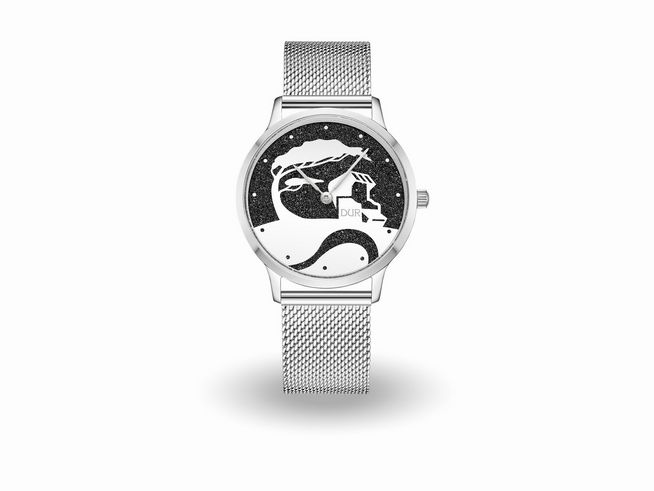 Die DUR Uhr Küste Lavasand DW008 aus Edelstahl hat ein 36 mm Gehäuse, ein schwarzes Zifferblatt mit stilisiertem Motiv und ein elegantes Milanaise-Armband.