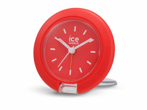 Reisewecker von Ice Watch in Rot mit einem Durchmesser von 7,5 cm. Das Ziffernblatt zeigt weiße Stunden- und Minutenzeiger sowie eine rote zweite Uhrzeit. Ideal für unterwegs.
