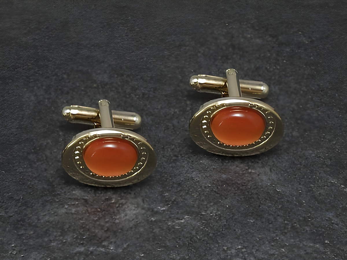 Manschettenknöpfe in orange mit einem Durchmesser von 18,9 mm, goldfarbene Fassung, Hersteller Juwelier Harnisch, ideal für elegante Anlässe.