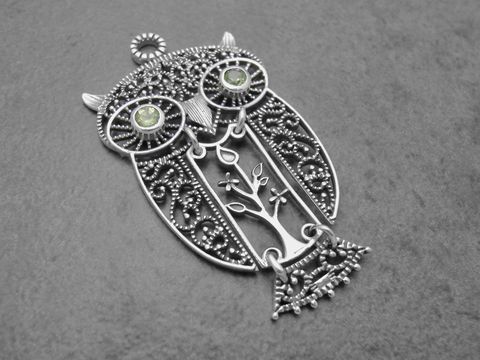 Eule Kauz Glücksbringer Silber Anhänger mit beweglichen Elementen und Peridot Augen, filigranes Design, geschwärzt, von Juwelier Harnisch, ideal für Tierliebhaber.
