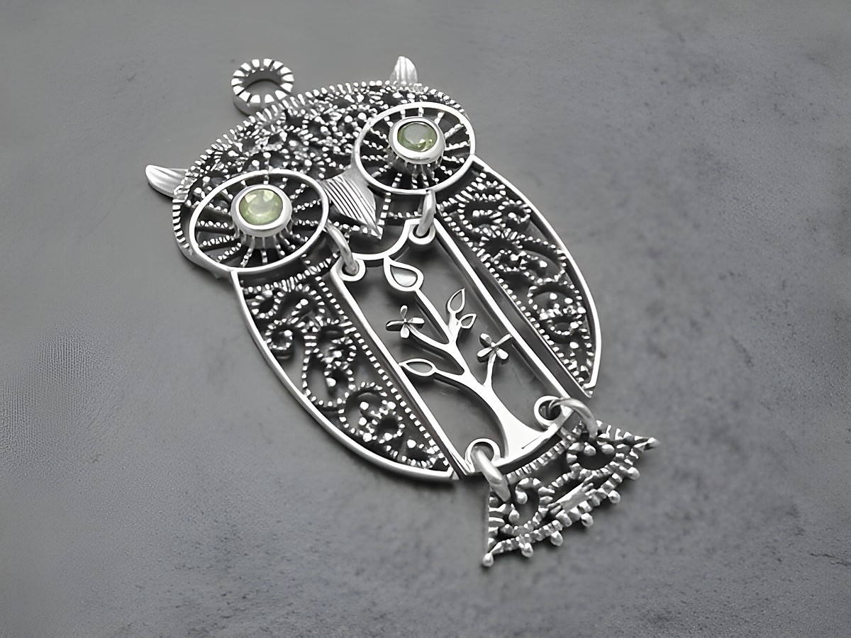 Eule Kauz Glücksbringer Silber Anhänger mit beweglichen Elementen und Peridot Augen, filigranes Design, geschwärzt, von Juwelier Harnisch, ideal für Tierliebhaber.