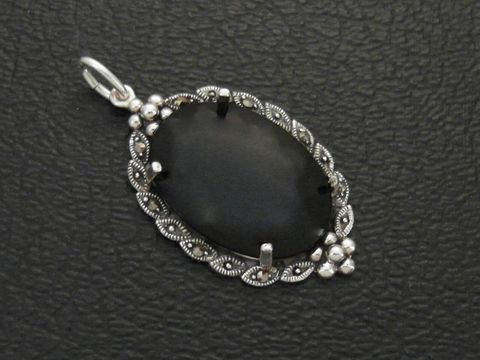 Cabochon Onyx Silber Medaillon Anhänger von Juwelier Harnisch mit filigraner Umrandung und glänzender Oberfläche, ideal als Schmuckstück für besondere Anlässe.