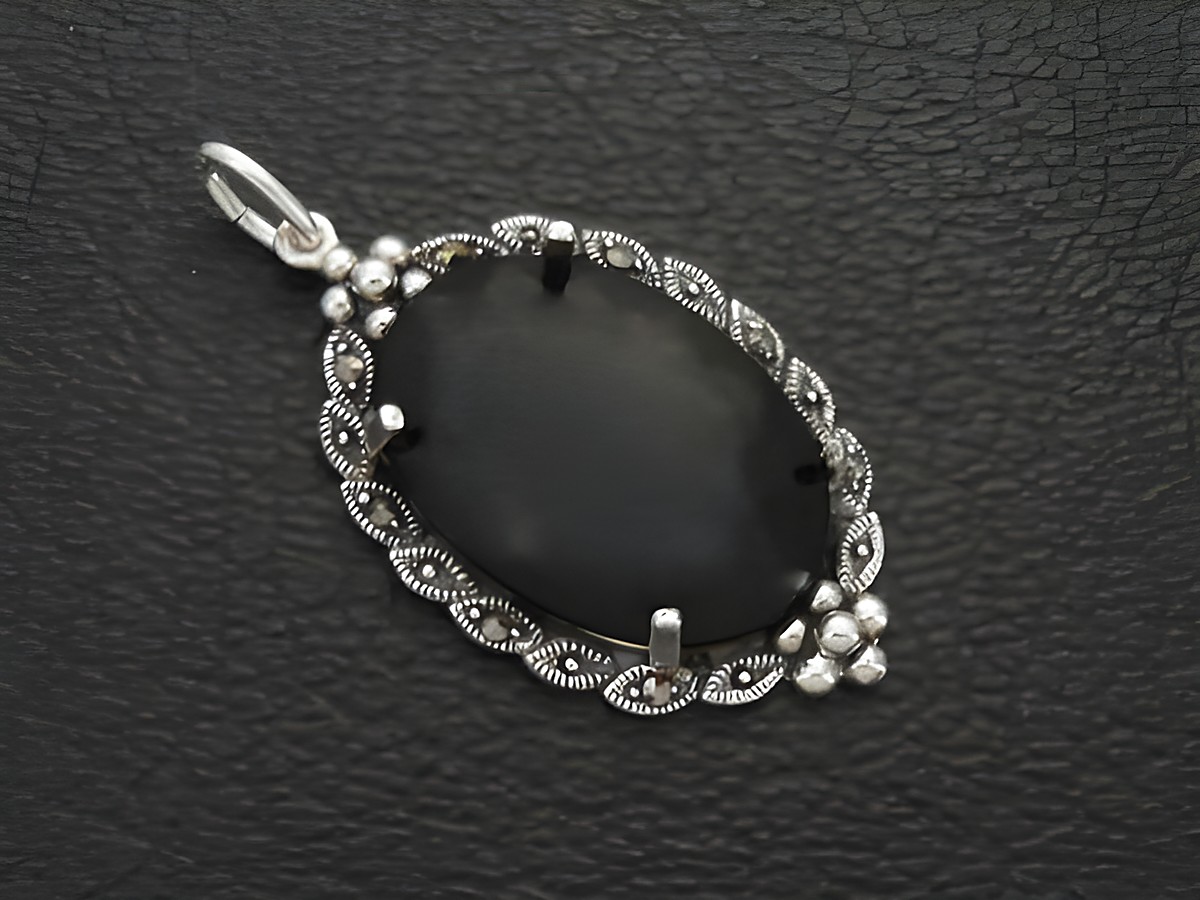 Cabochon Onyx Silber Medaillon Anhänger von Juwelier Harnisch mit filigraner Umrandung und glänzender Oberfläche, ideal als Schmuckstück für besondere Anlässe.