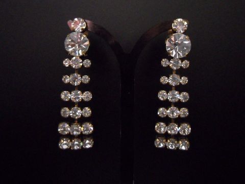 Glamouröse goldfarbene Ohrclips mit Strass in verschiedenen Größen, hergestellt von Juwelier Harnisch. Ideal für festliche Anlässe, strahlender Schmuck für das Ohr.