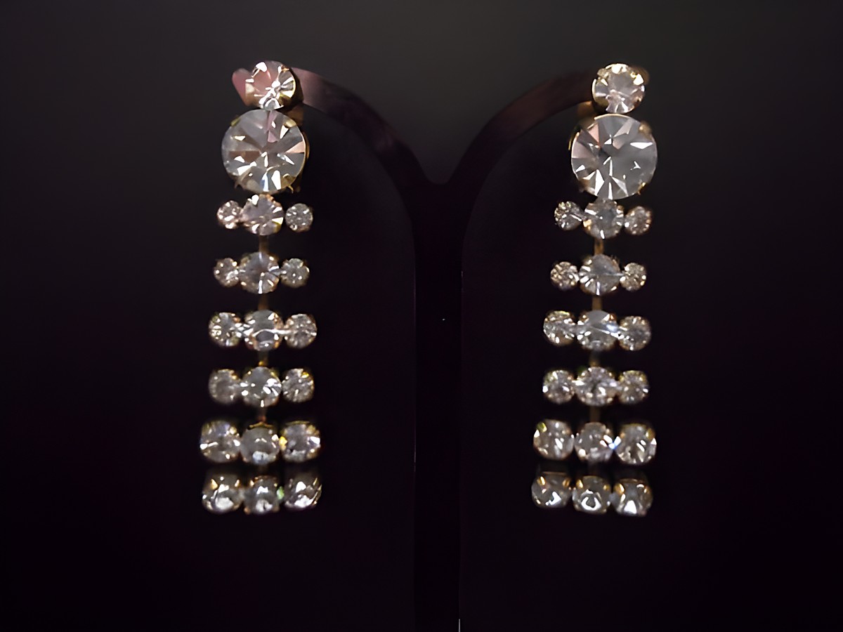 Glamouröse goldfarbene Ohrclips mit Strass in verschiedenen Größen, hergestellt von Juwelier Harnisch. Ideal für festliche Anlässe, strahlender Schmuck für das Ohr.
