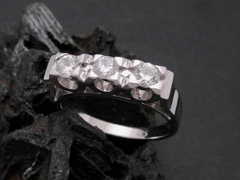 Imposanter Weißgold Ring aus Gold 585 mit Zirkonia, Gr. 57 bis Gr. 58/18,5, hergestellt von Juwelier Harnisch, elegantes Design und exquisite Verarbeitung.
