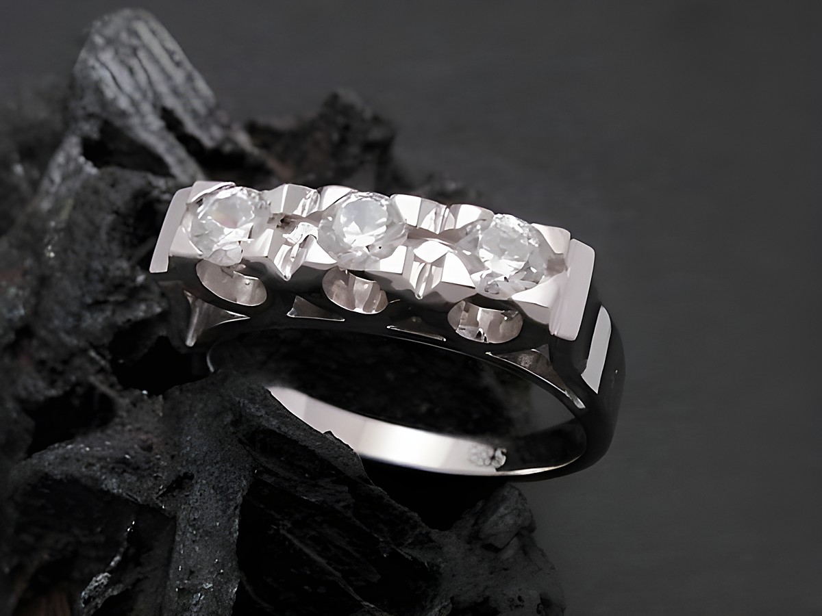 Imposanter Weißgold Ring aus Gold 585 mit Zirkonia, Gr. 57 bis Gr. 58/18,5, hergestellt von Juwelier Harnisch, elegantes Design und exquisite Verarbeitung.